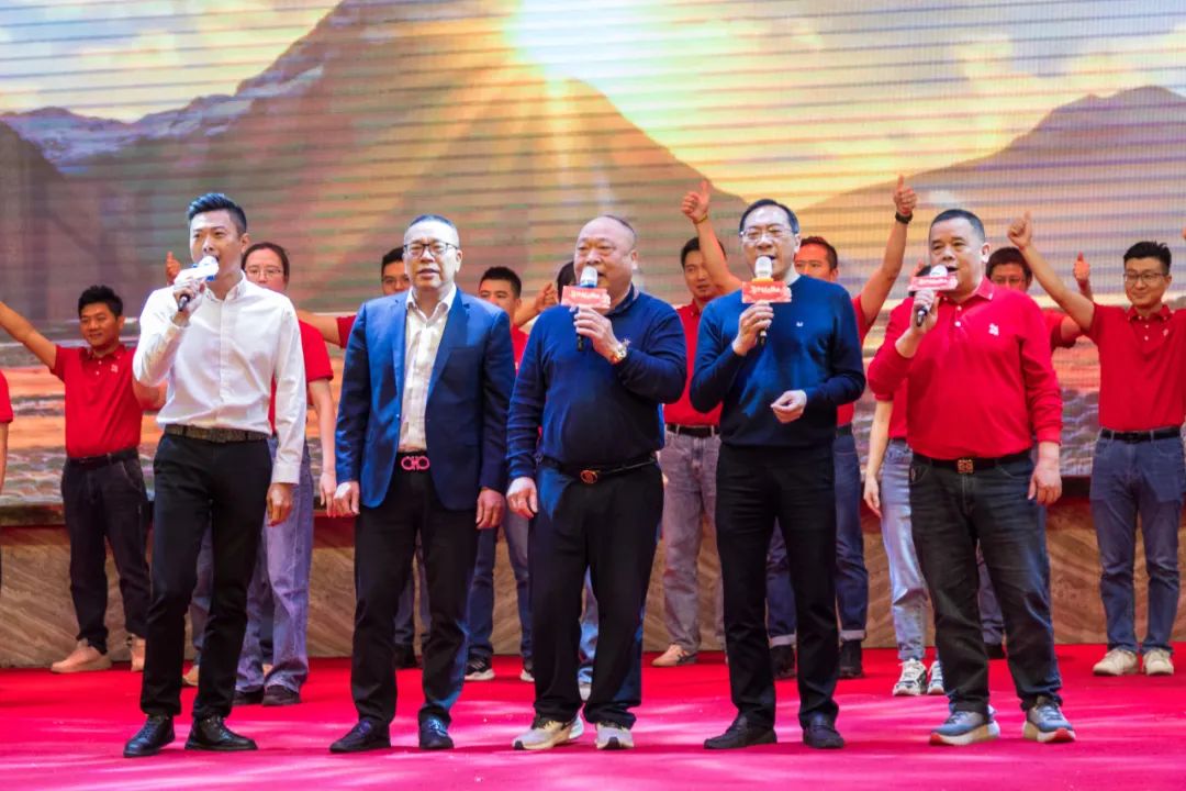 聚勢(shì)·創(chuàng)變·敢為 | 強(qiáng)輝集團(tuán)2025年迎新晚會(huì)圓滿(mǎn)結(jié)束，共繪未來(lái)新藍(lán)圖(圖20)