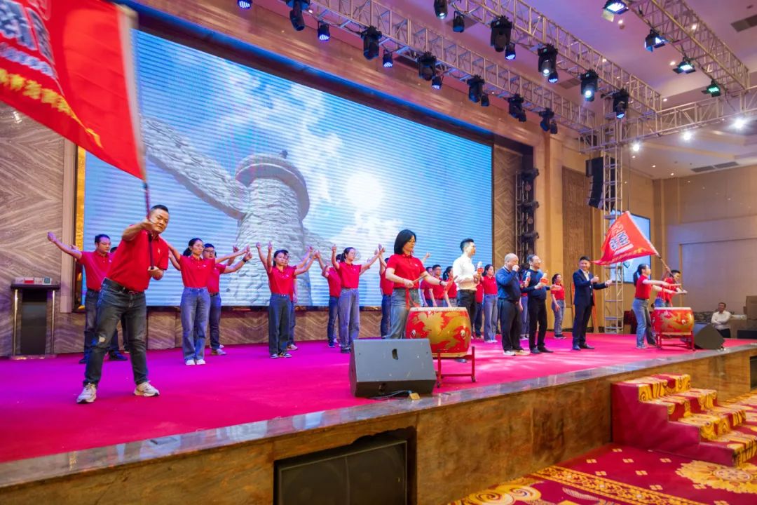 聚勢(shì)·創(chuàng)變·敢為 | 強(qiáng)輝集團(tuán)2025年迎新晚會(huì)圓滿(mǎn)結(jié)束，共繪未來(lái)新藍(lán)圖(圖21)