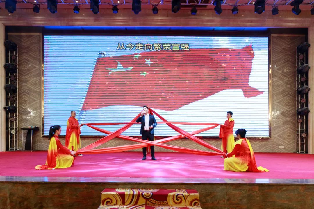 聚勢(shì)·創(chuàng)變·敢為 | 強(qiáng)輝集團(tuán)2025年迎新晚會(huì)圓滿(mǎn)結(jié)束，共繪未來(lái)新藍(lán)圖(圖25)